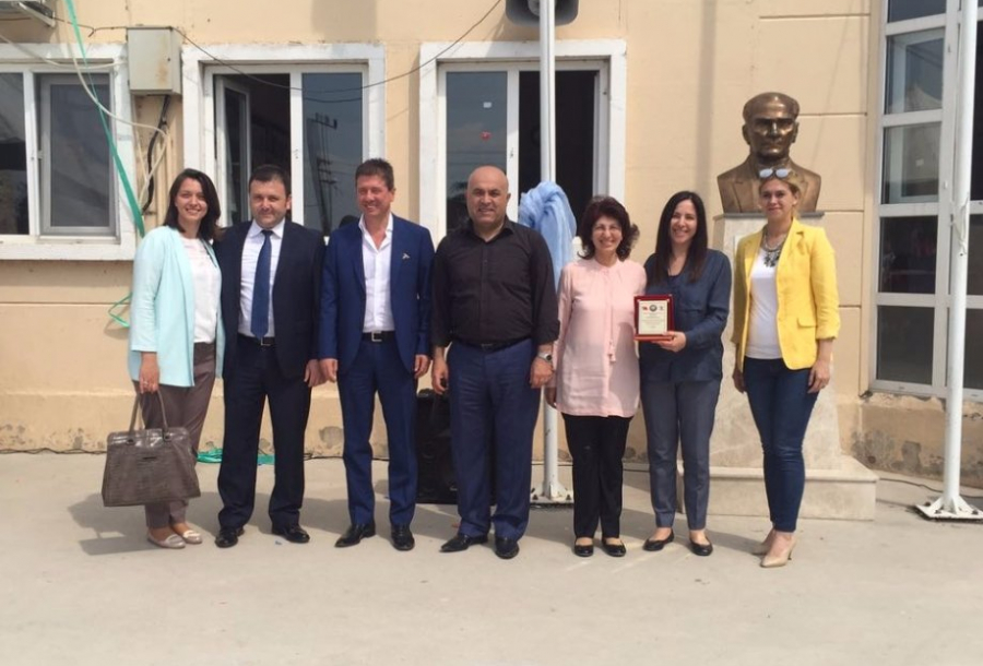 Madosan team receiving gratitude award from Gölyazı Ünallar Elementary School