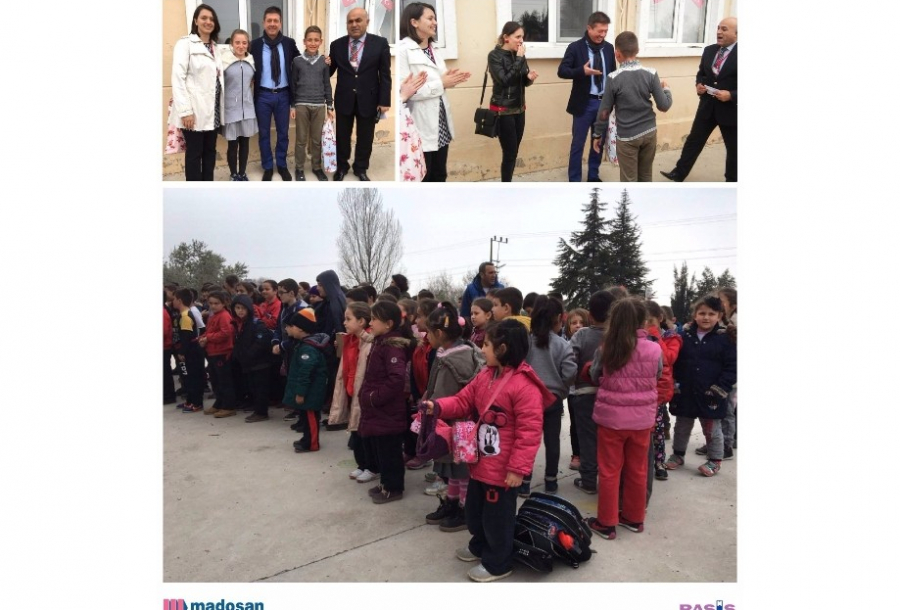 Madosan's General Manager rewarding students at Bursa Nilufer Golyazı Schools.